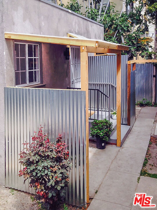 2817 S Norton Avenue