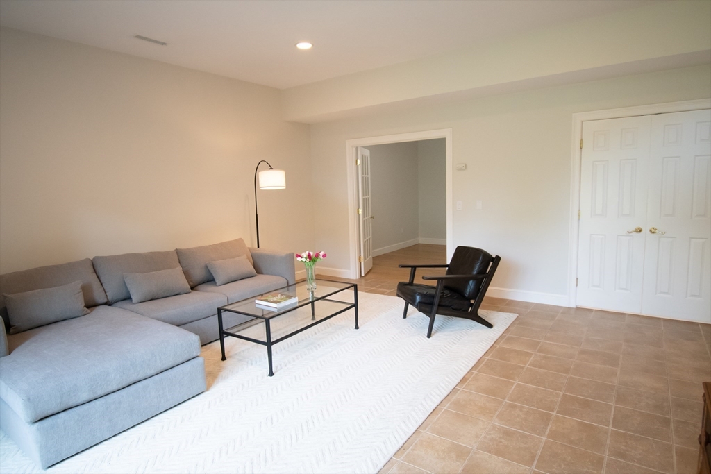 32 Choate Ln