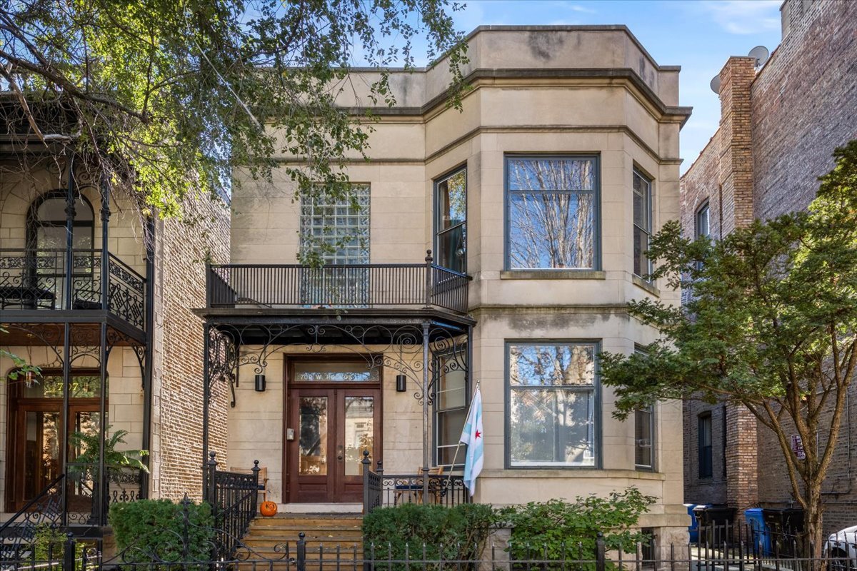 709 W Roscoe Street Unit: 1R