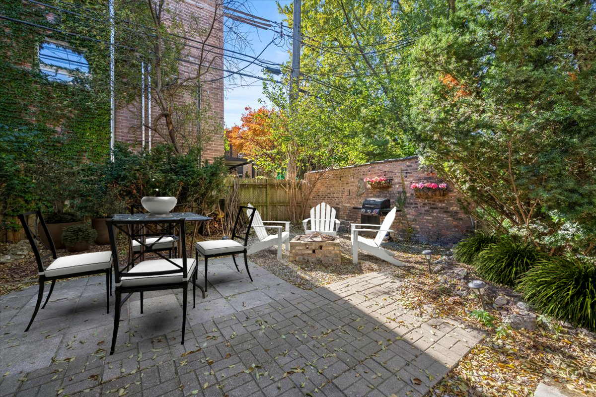 709 W Roscoe Street Unit: 1R