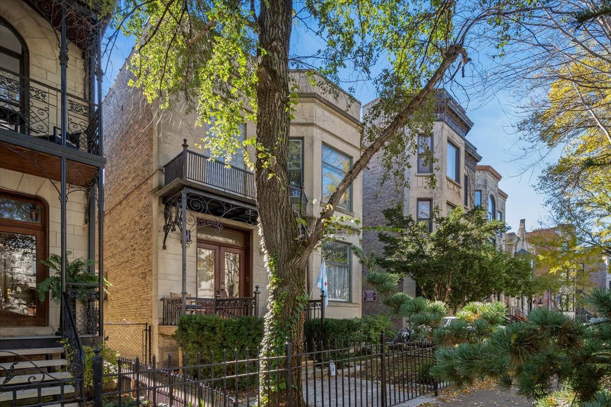 709 W Roscoe Street Unit: 1R