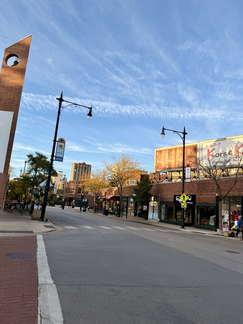 709 W Roscoe Street Unit: 1R