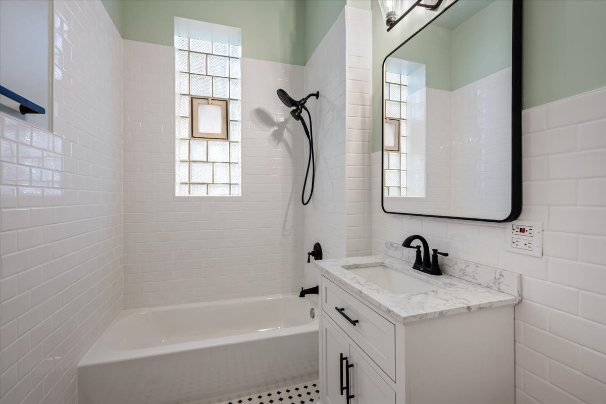 709 W Roscoe Street Unit: 1R