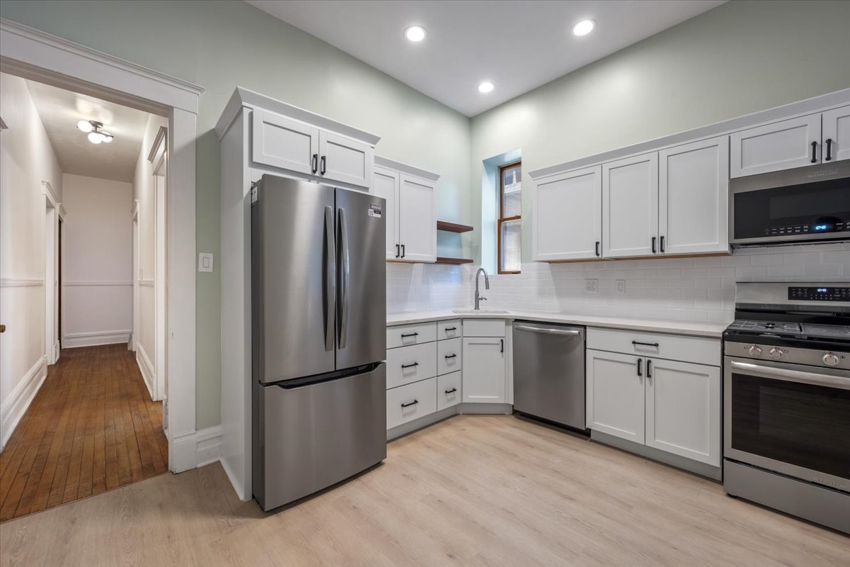 709 W Roscoe Street Unit: 1R