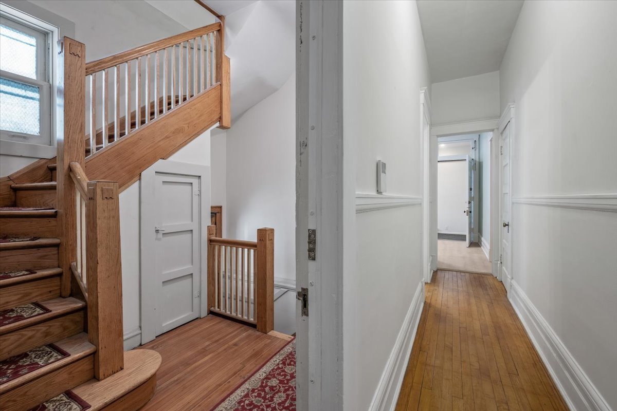 709 W Roscoe Street Unit: 1R