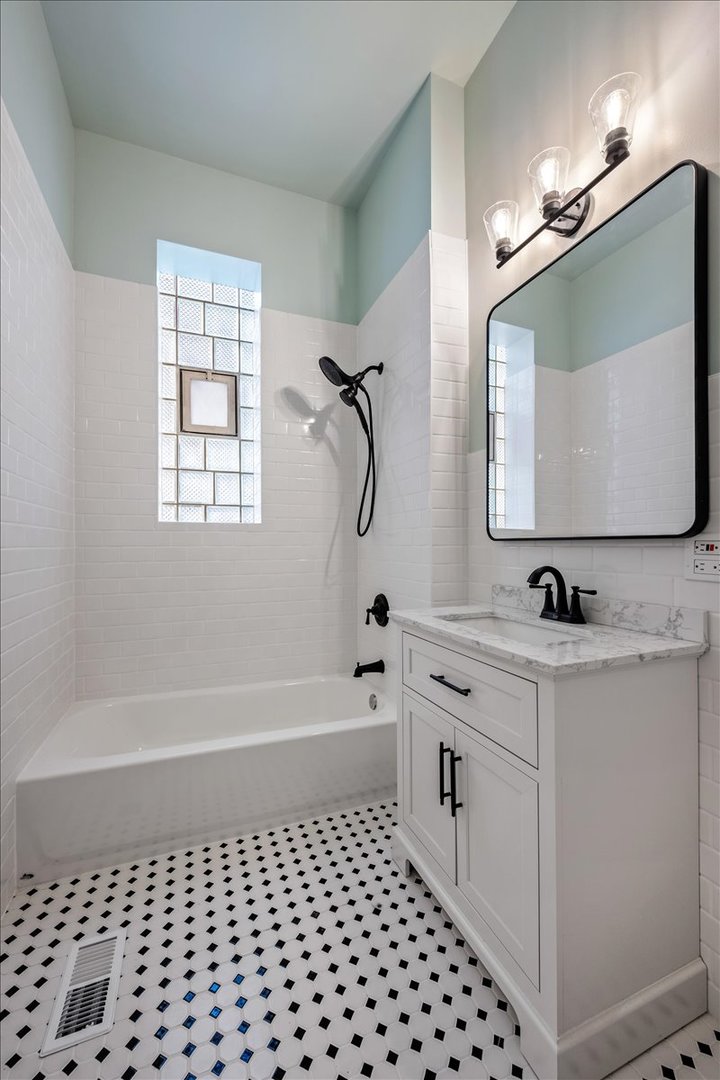 709 W Roscoe Street Unit: 1R