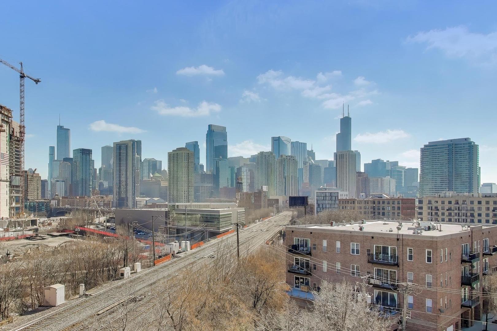 680 N GREEN Street Unit: 702