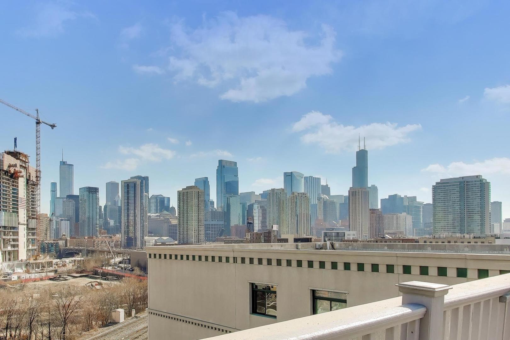 680 N GREEN Street Unit: 702