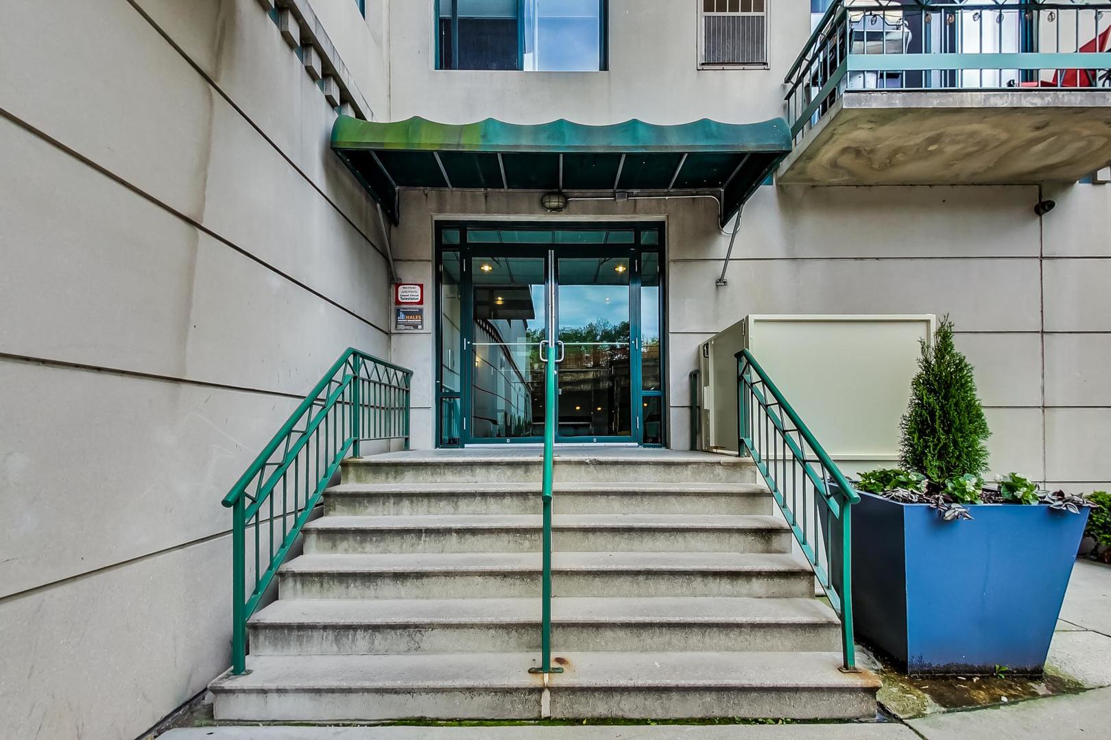 680 N GREEN Street Unit: 702