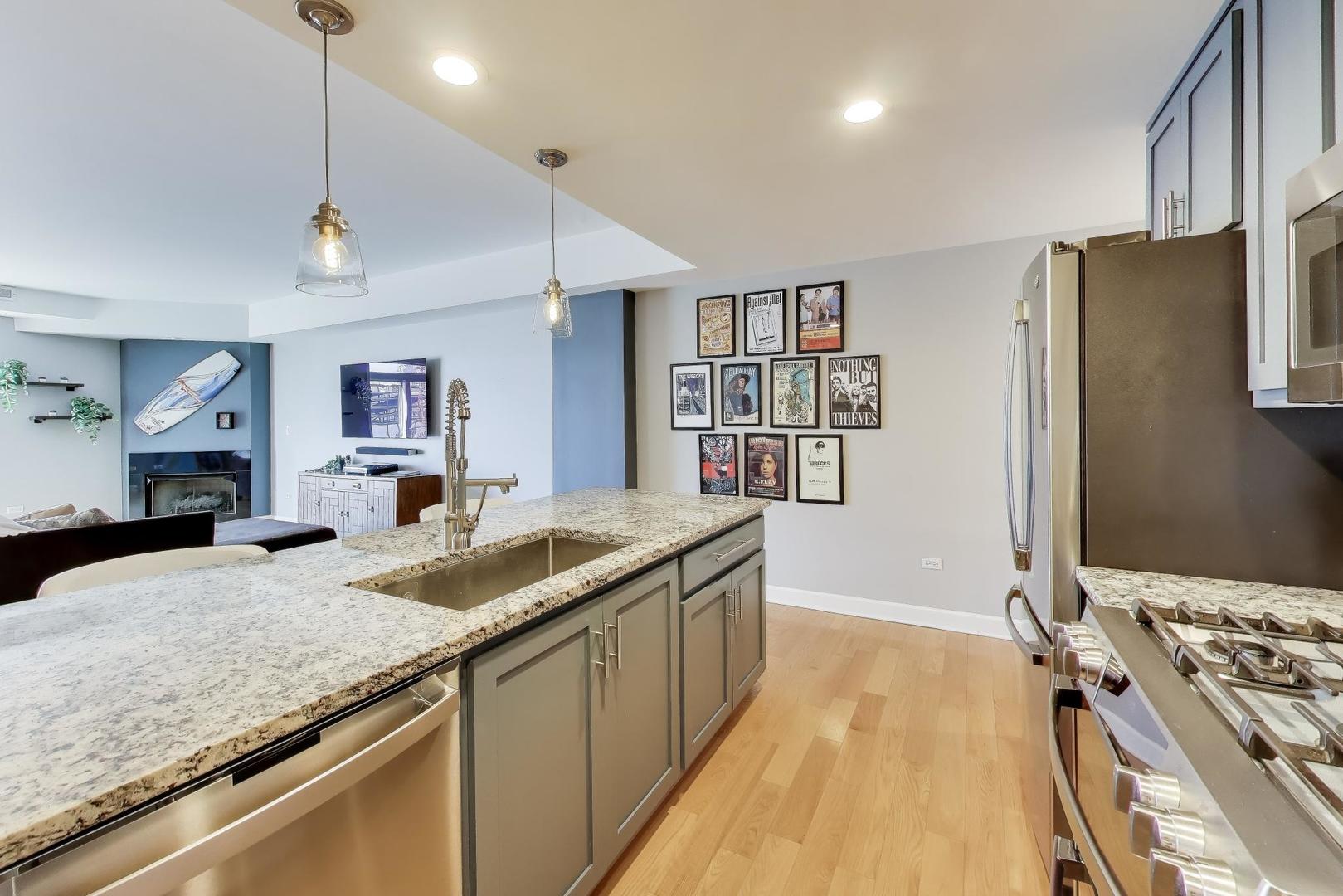 680 N GREEN Street Unit: 702
