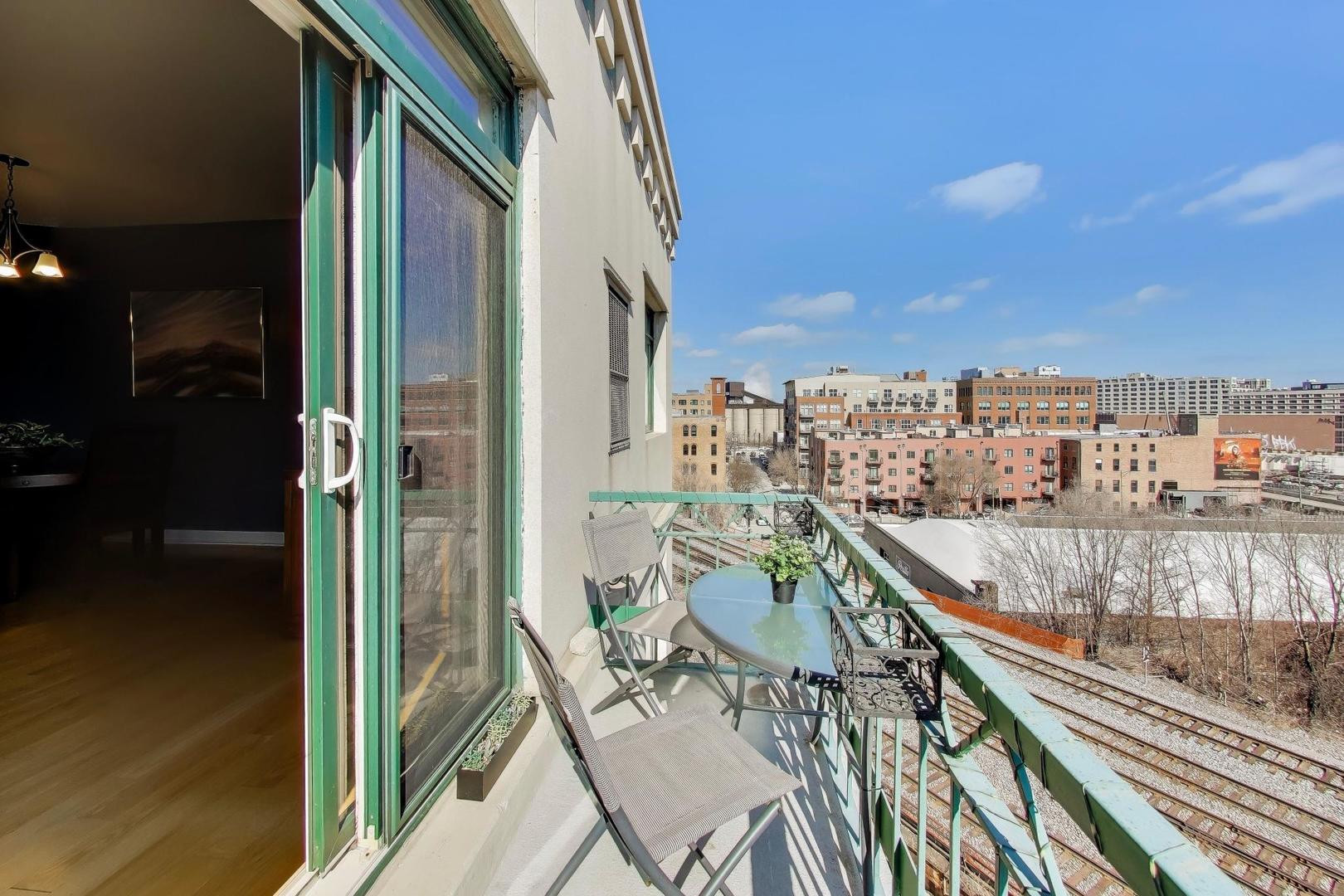 680 N GREEN Street Unit: 702