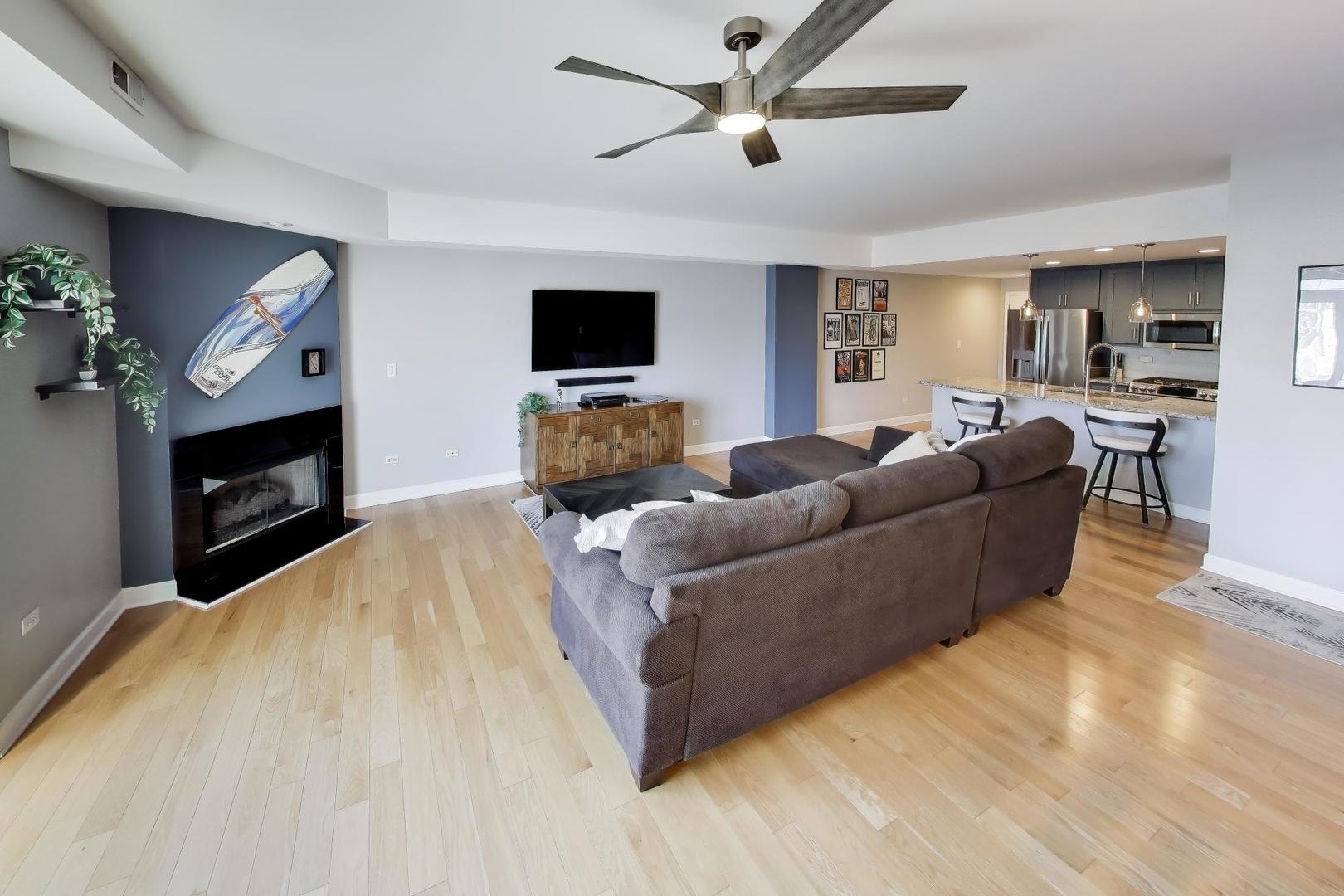 680 N GREEN Street Unit: 702