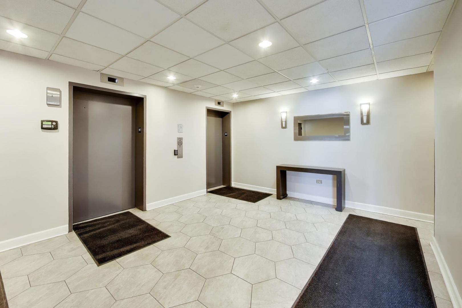 680 N GREEN Street Unit: 702