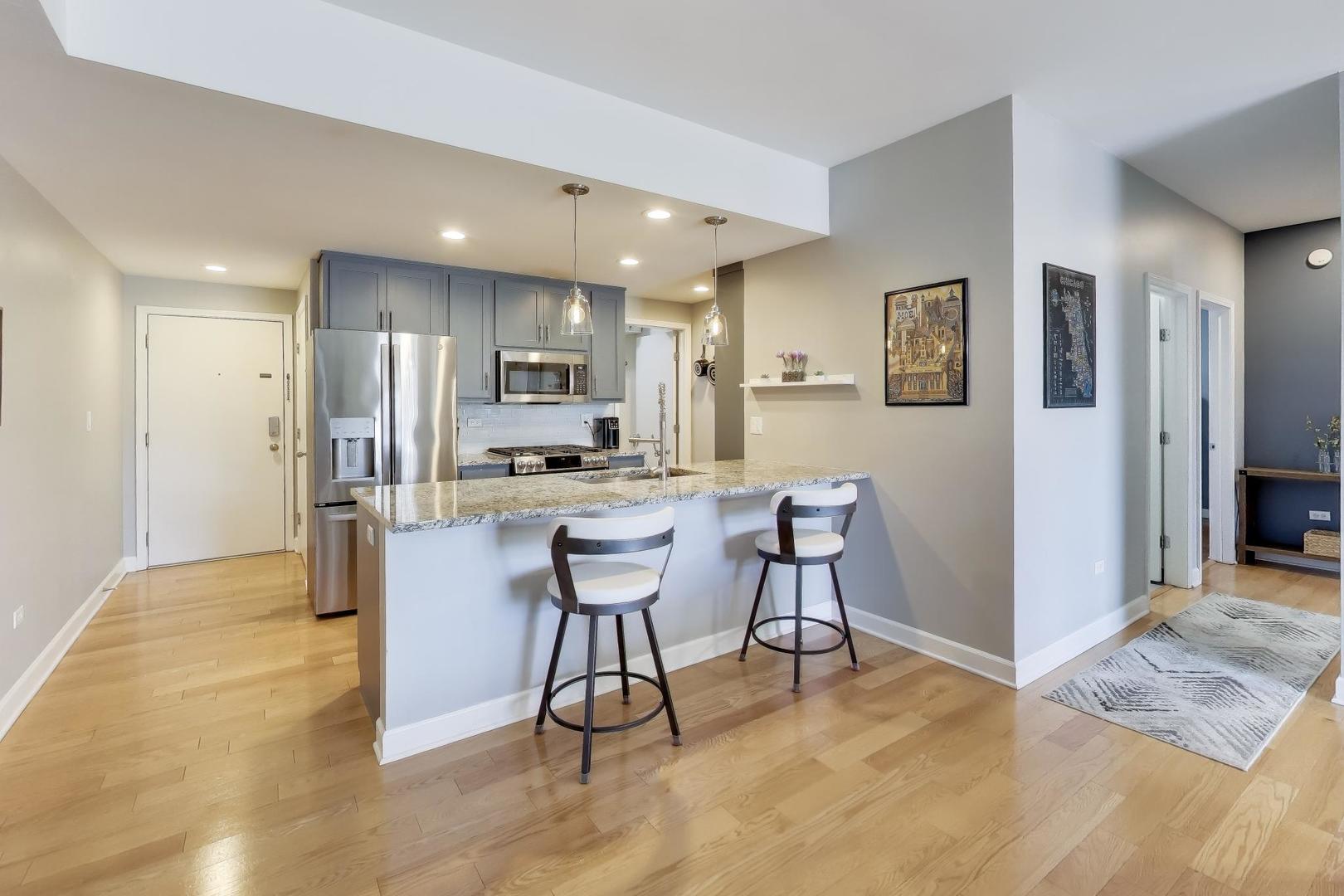 680 N GREEN Street Unit: 702