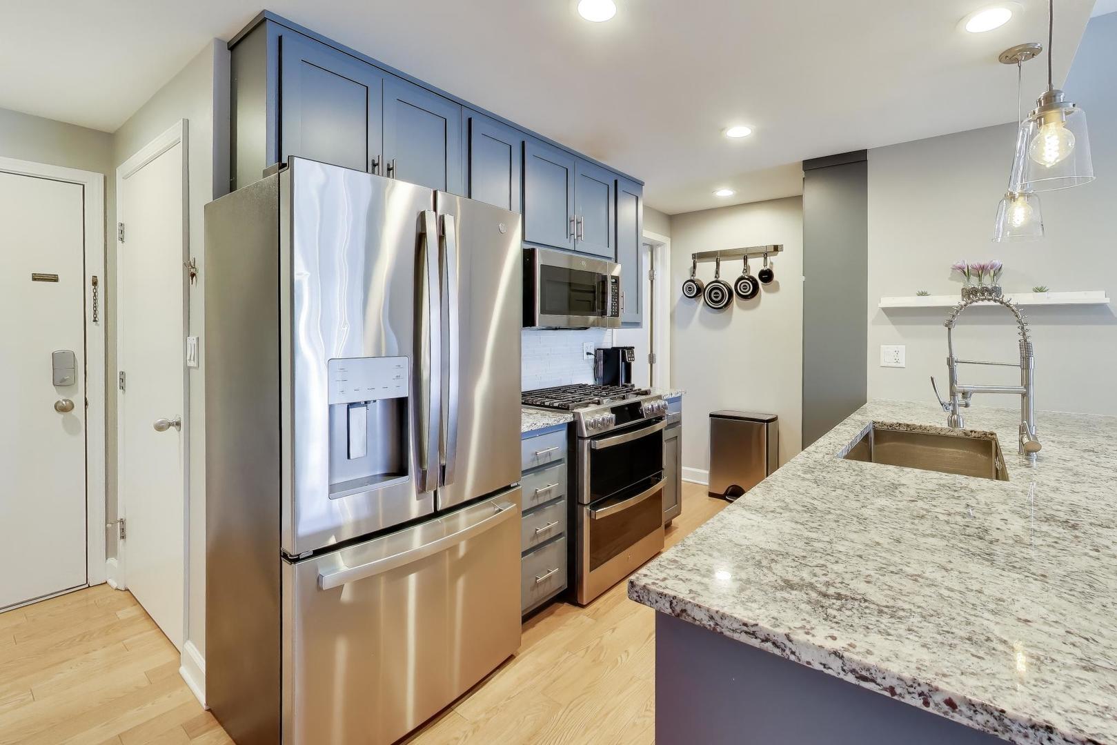 680 N GREEN Street Unit: 702