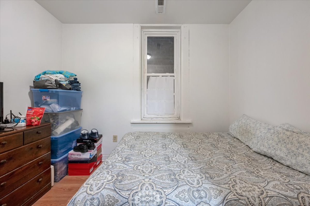 934 W 35th Place
