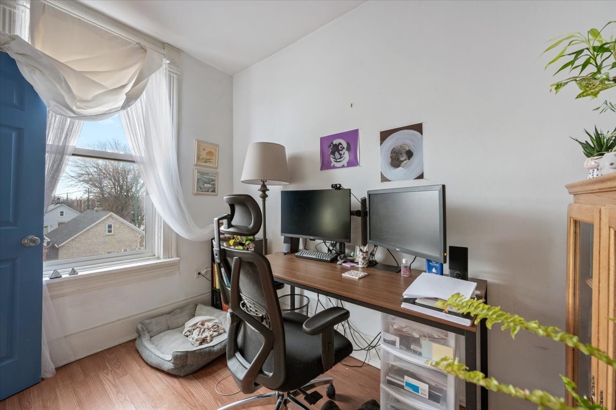 934 W 35th Place