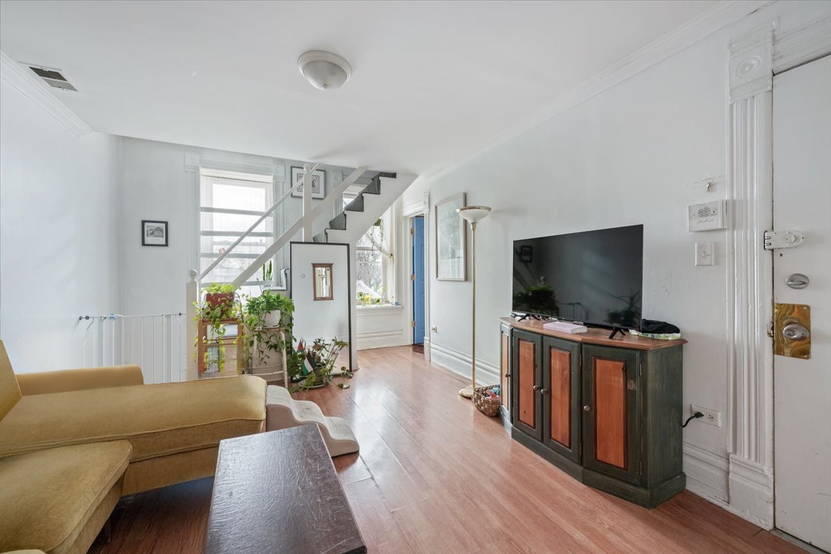934 W 35th Place