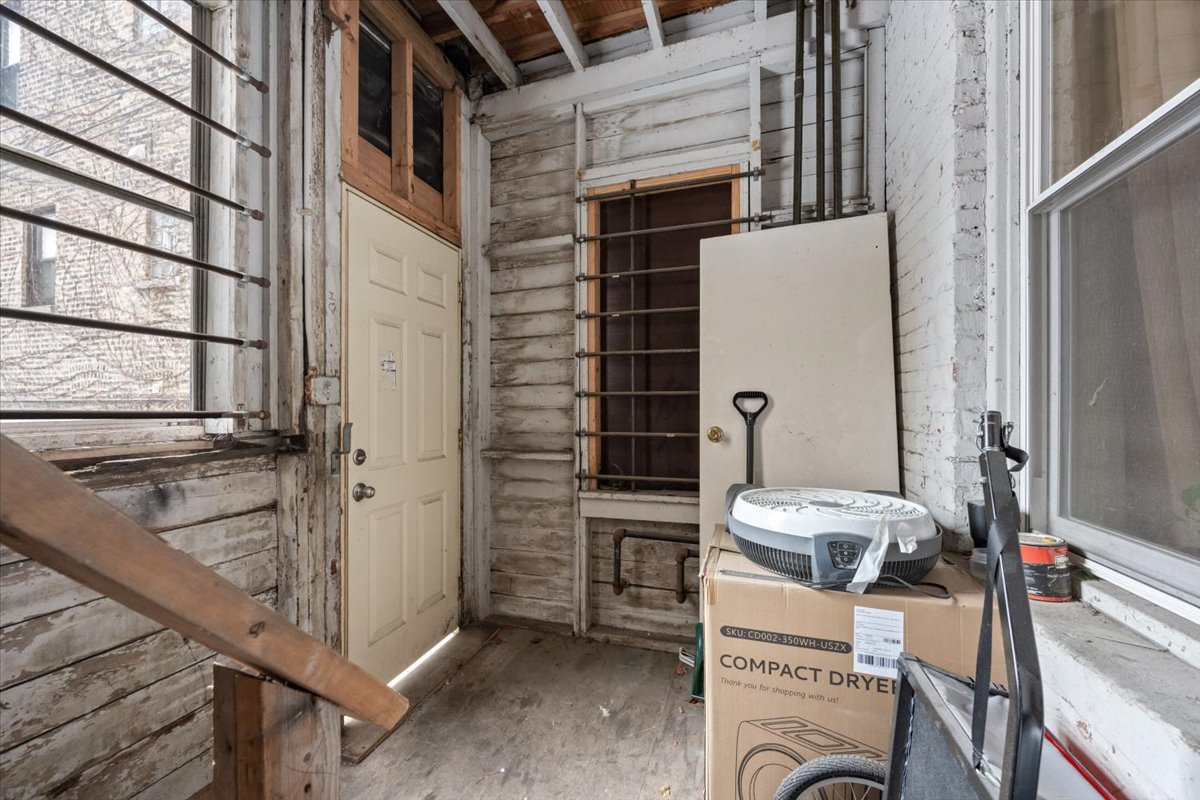 934 W 35th Place