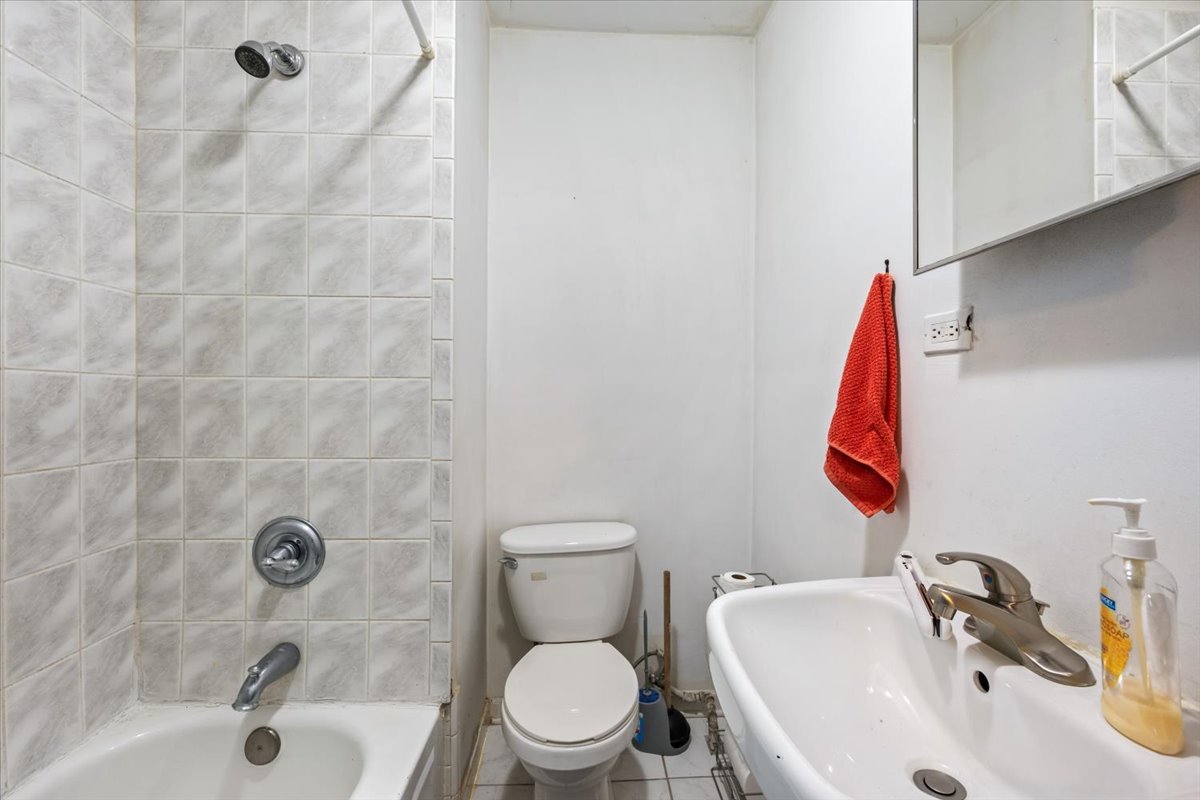 934 W 35th Place