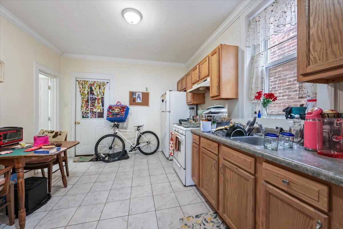 934 W 35th Place