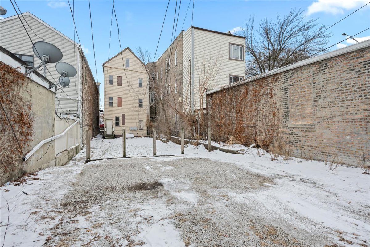 934 W 35th Place