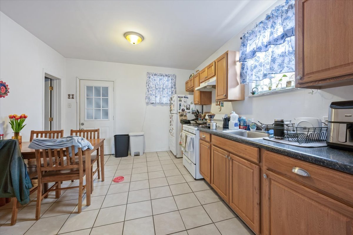 934 W 35th Place