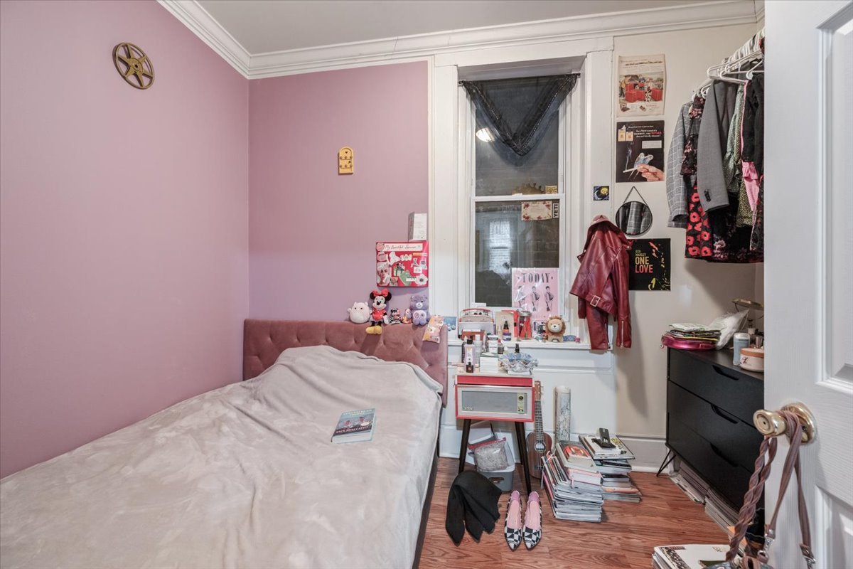934 W 35th Place