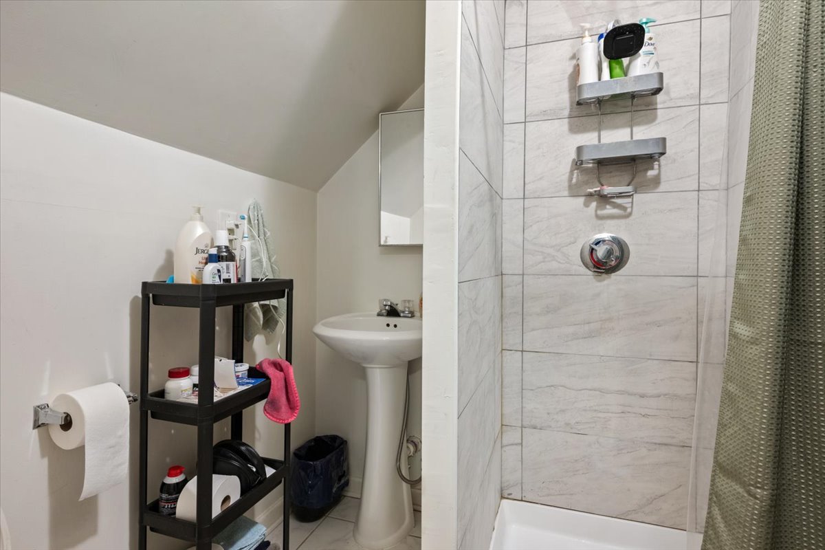 934 W 35th Place