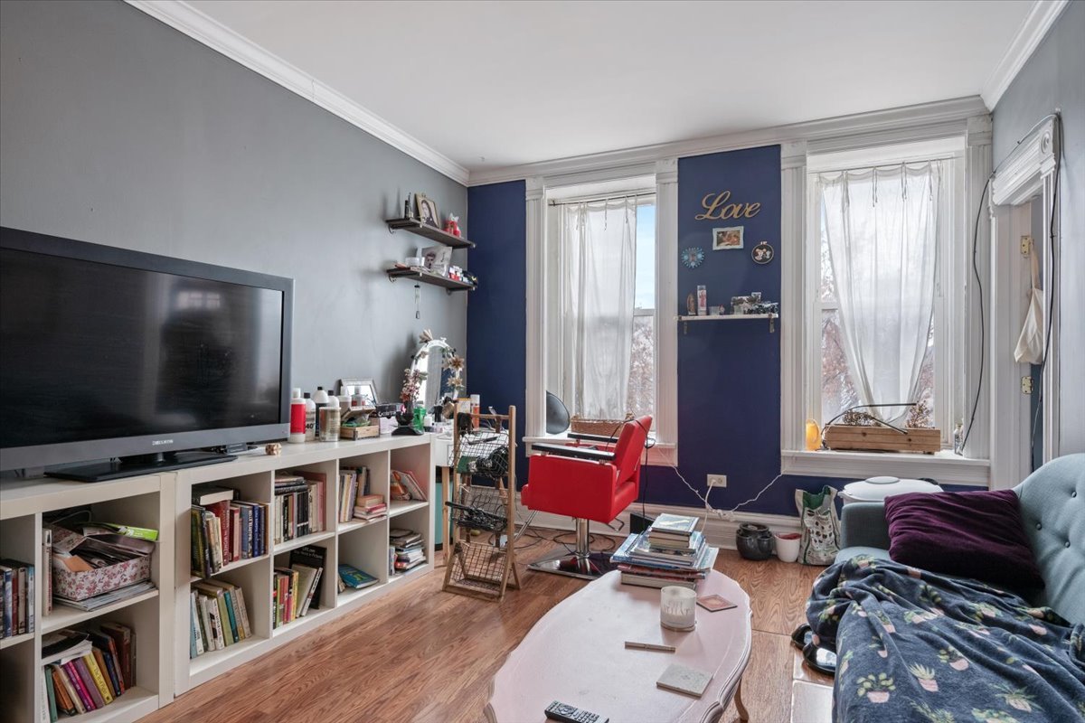 934 W 35th Place