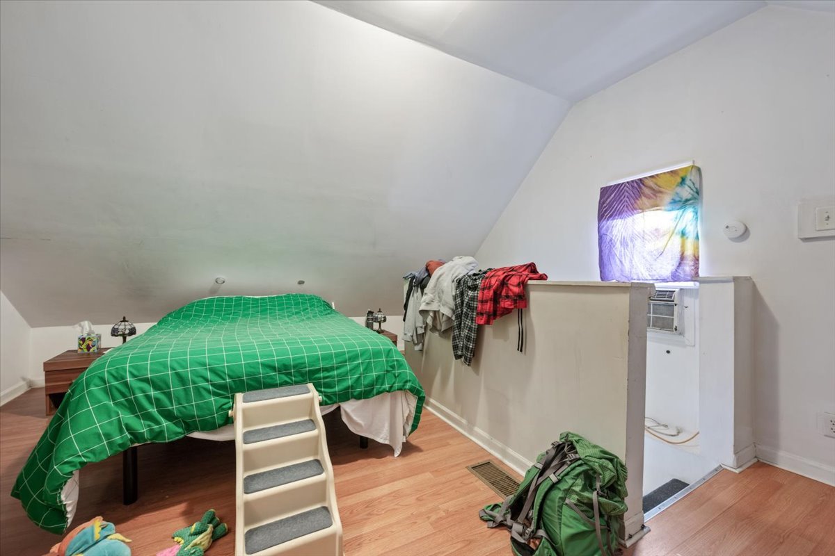 934 W 35th Place