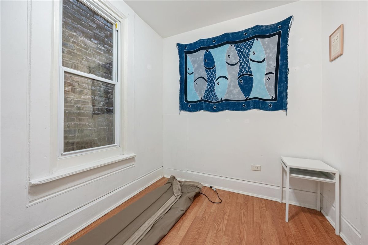 934 W 35th Place