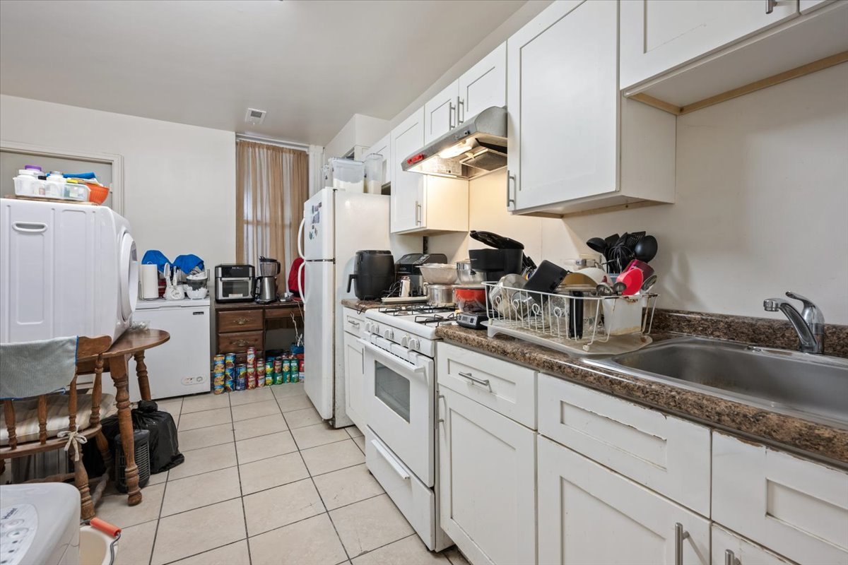 934 W 35th Place