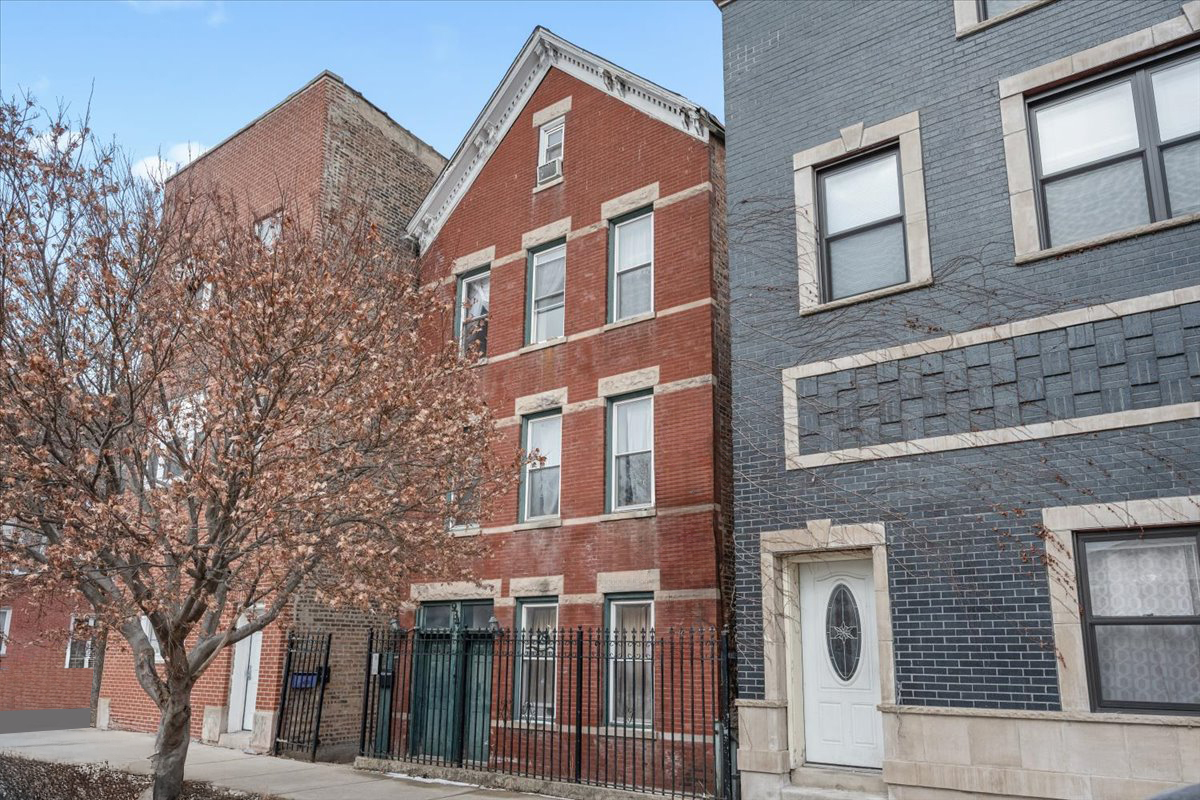 934 W 35th Place