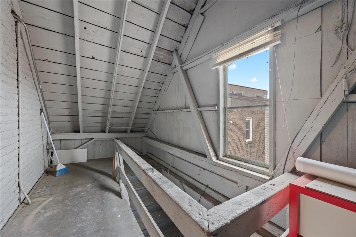 934 W 35th Place