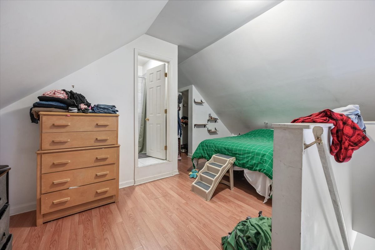 934 W 35th Place