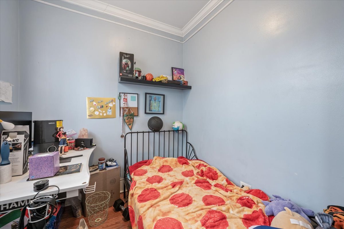 934 W 35th Place