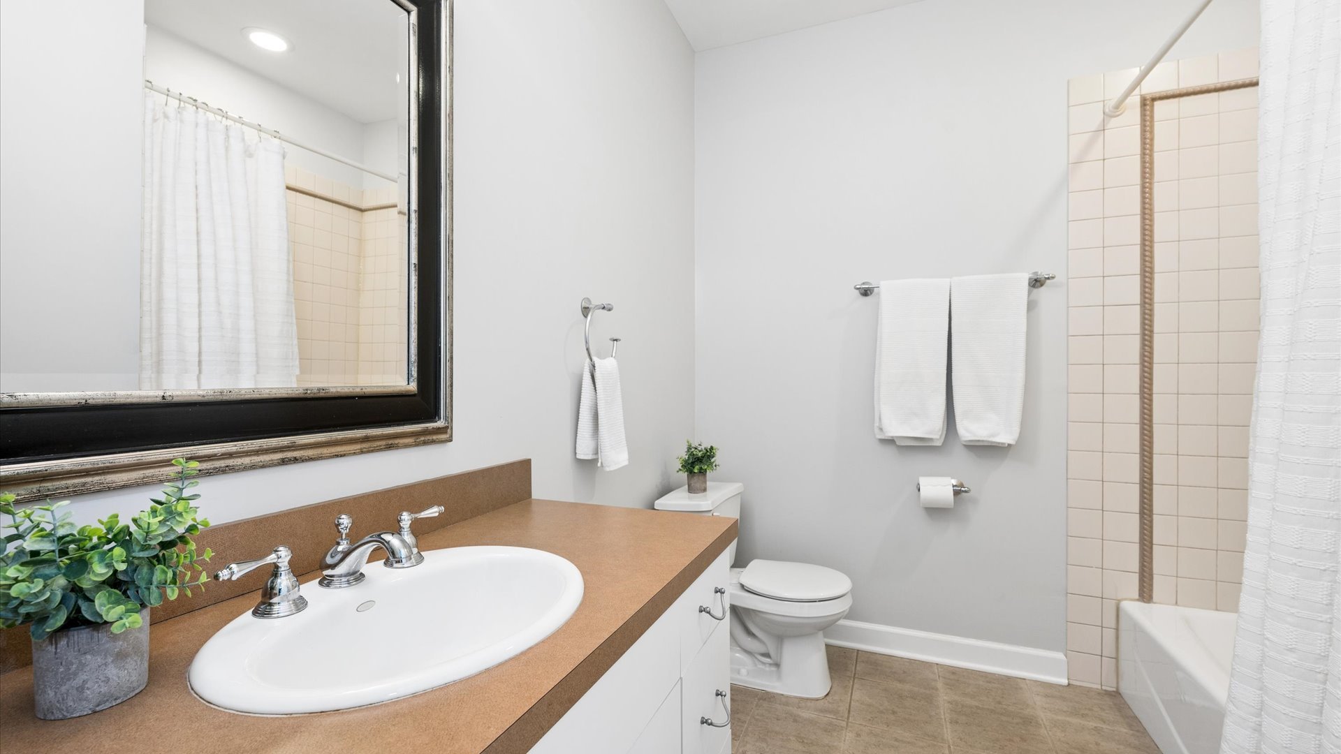 1532 W George Street