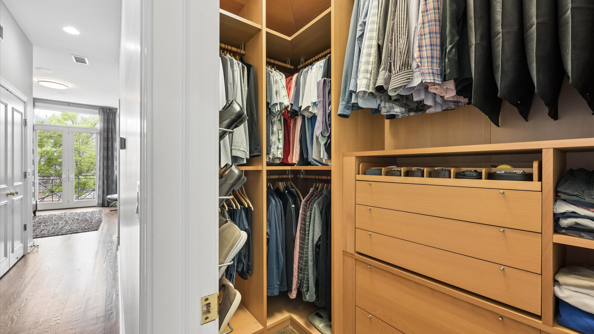 1532 W George Street