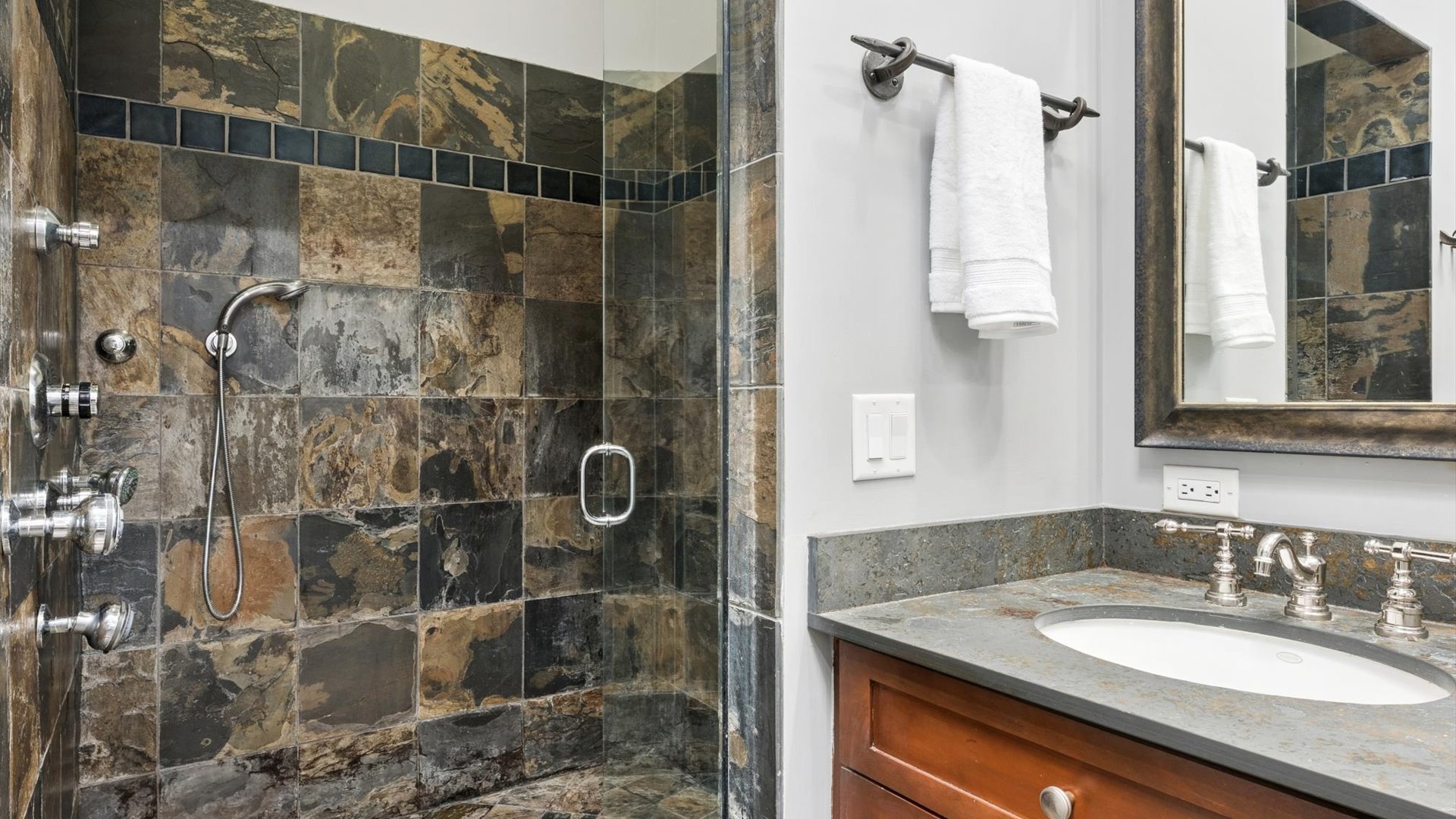 1532 W George Street