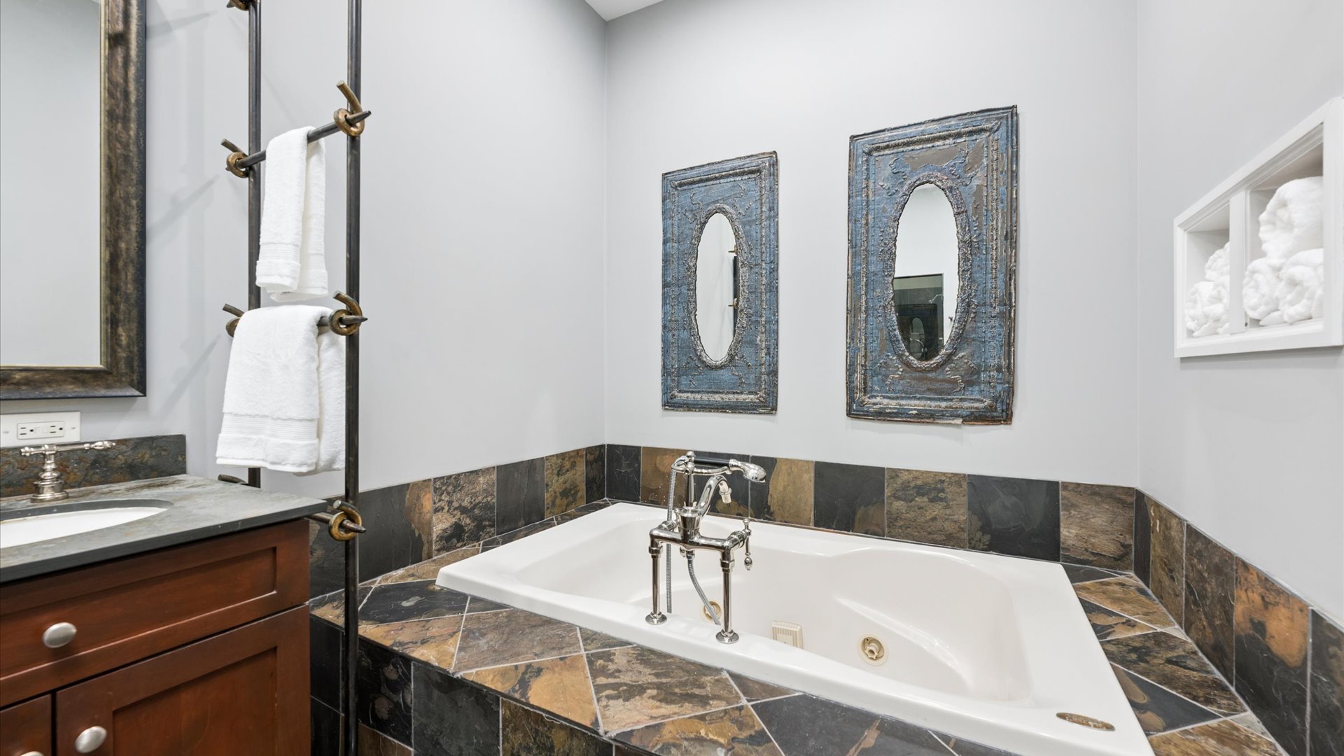 1532 W George Street