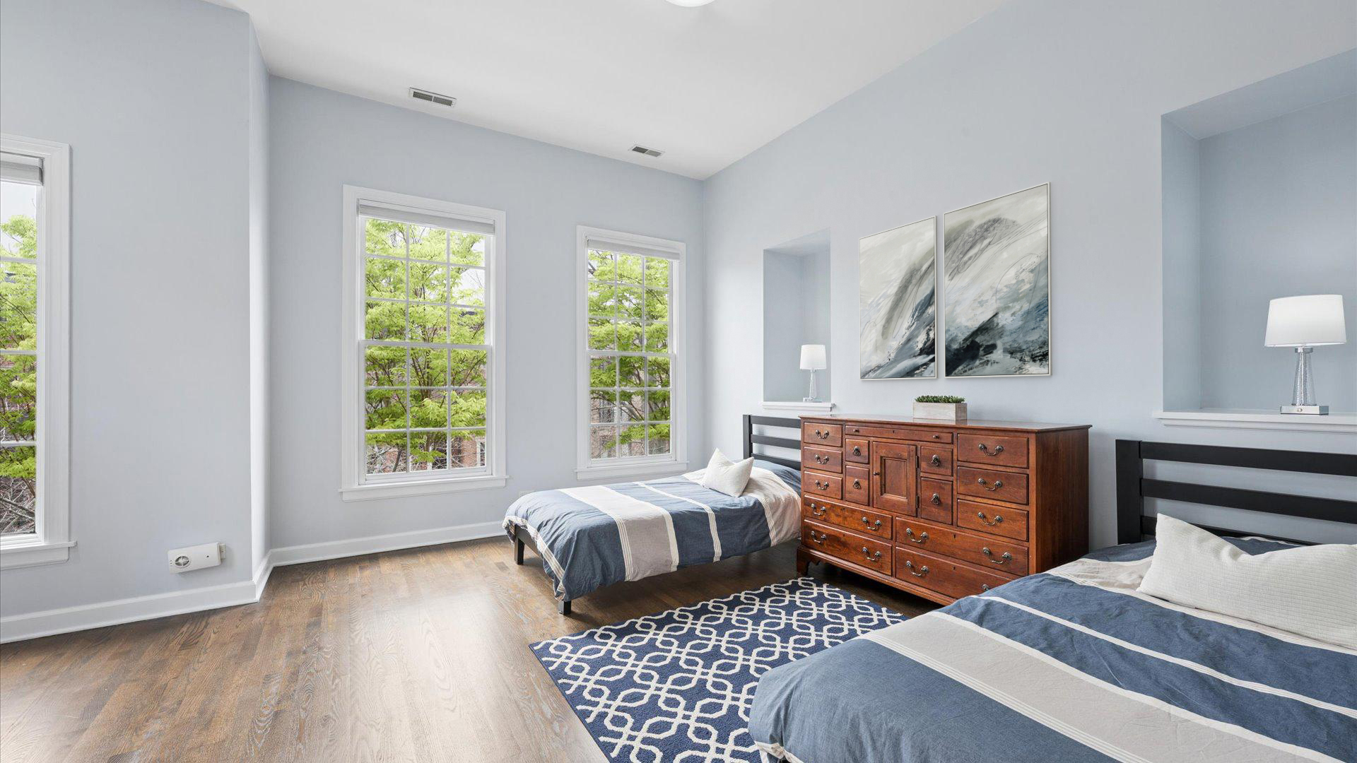 1532 W George Street