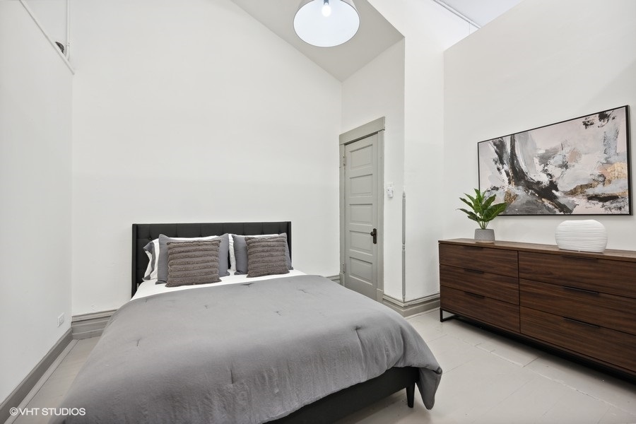 3035 W George Street Unit: 1F