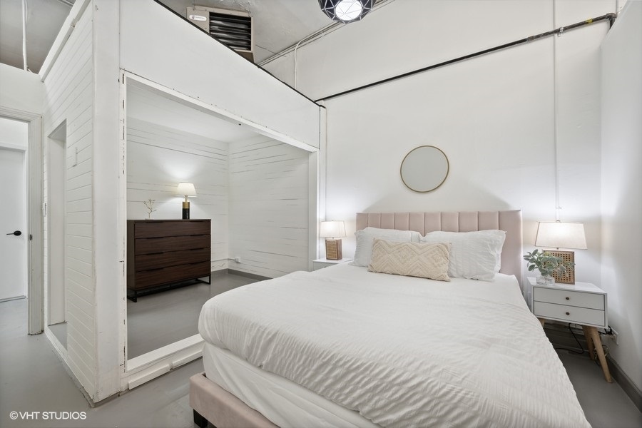 3035 W George Street Unit: 1F