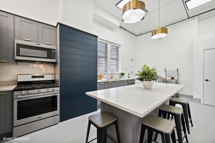 3035 W George Street Unit: 1F