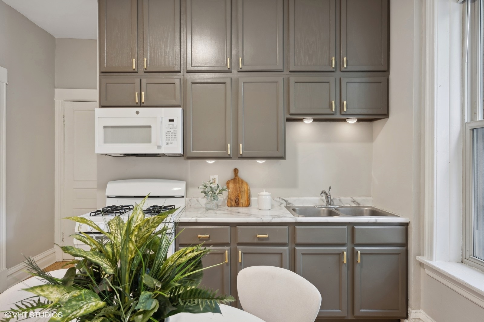 3035 W George Street Unit: 1R