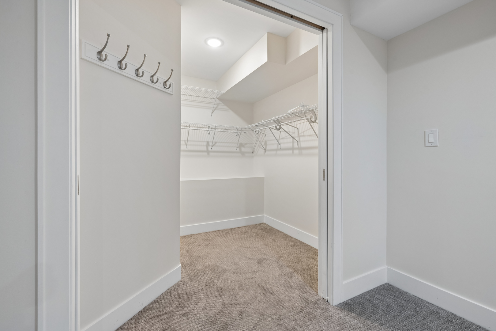 709 W Roscoe Street Unit: 1F
