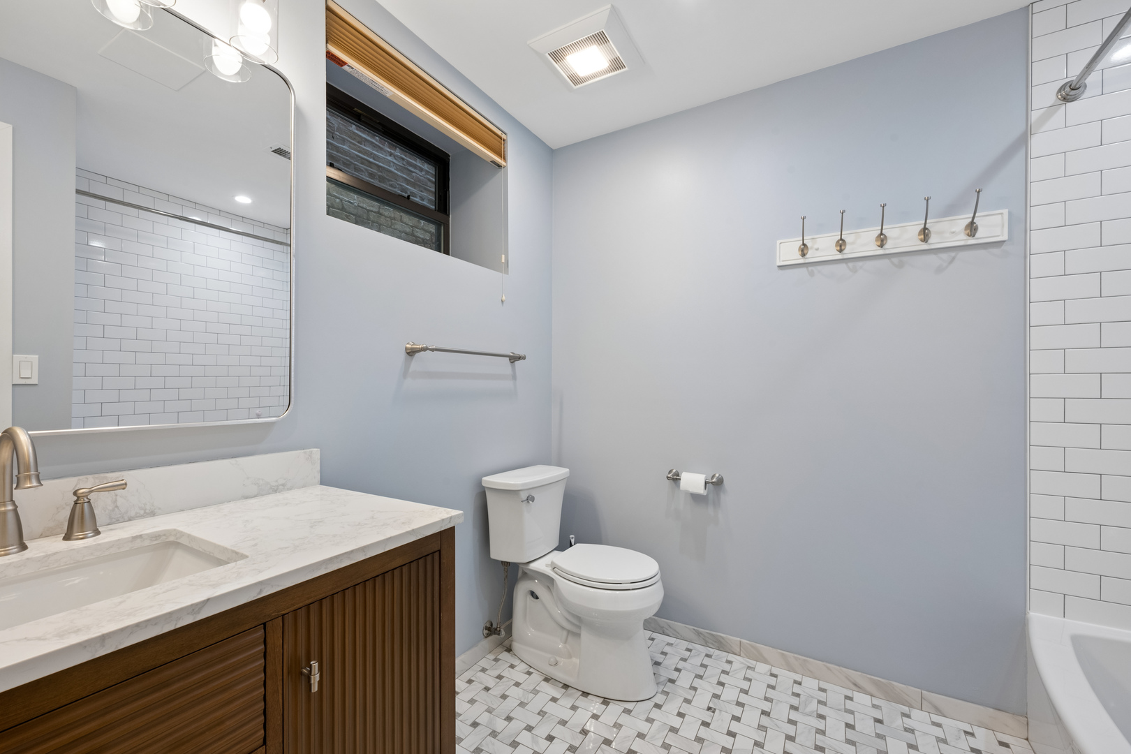709 W Roscoe Street Unit: 1F