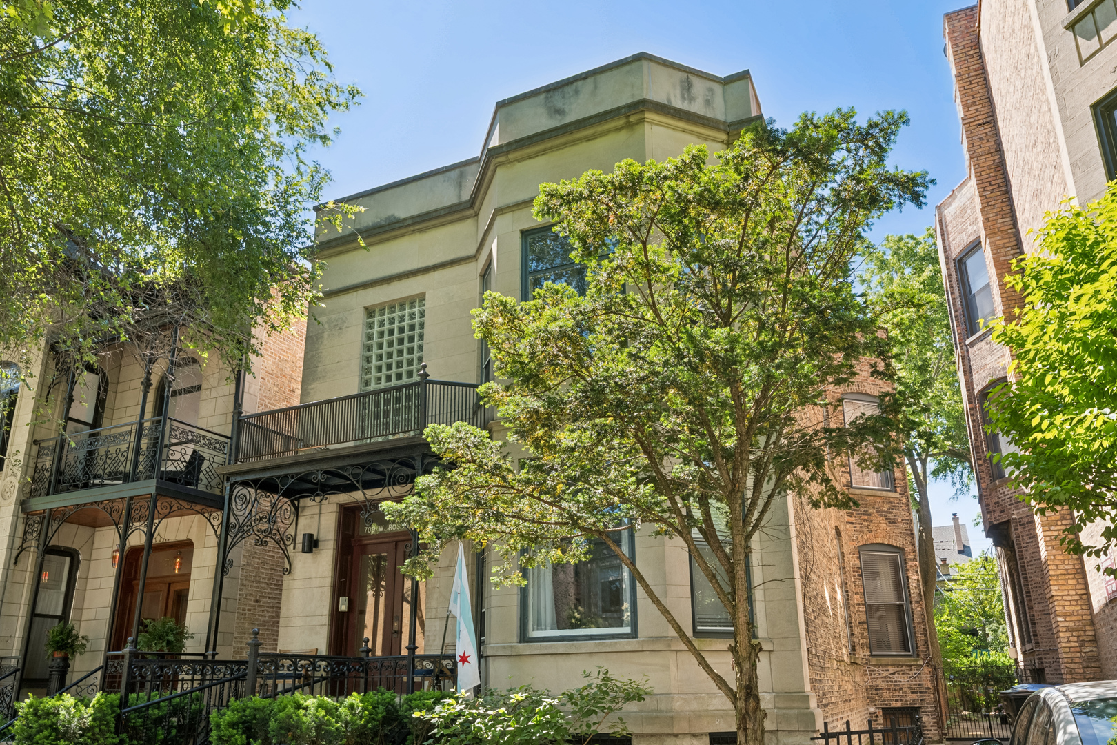 709 W Roscoe Street Unit: 1F