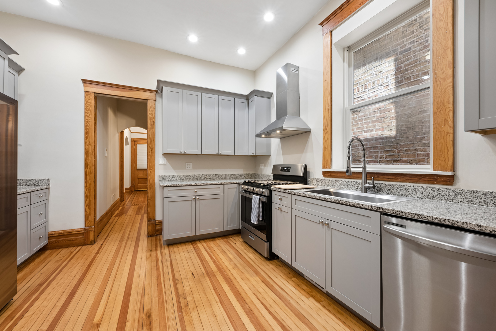 709 W Roscoe Street Unit: 1F